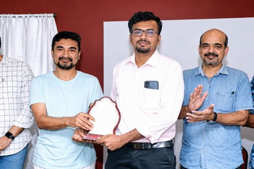 Assistant professor Dr.I. Gomathiponshankar MDRD., receiving moment for his lecture in Salem subchapter IRIA meet - 2022 held at Yercaud.